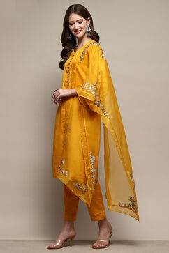 Yellow Cotton Straight Embroidered Kurta Slim Pant Suit Set image number 4