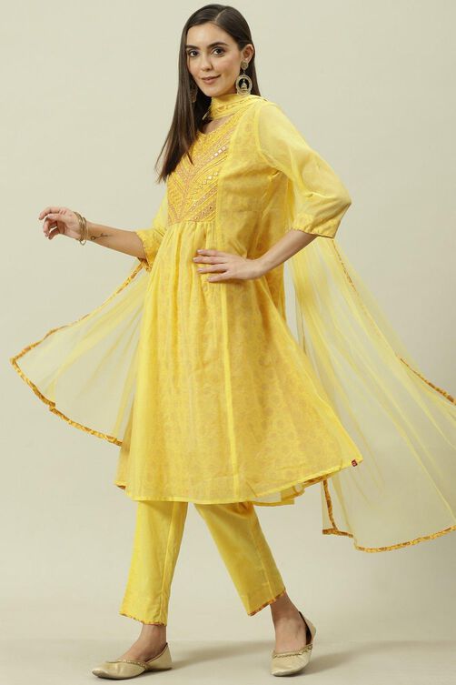 Yellow Solid Kalidar Kurta Regular Pants Suit Set image number 5