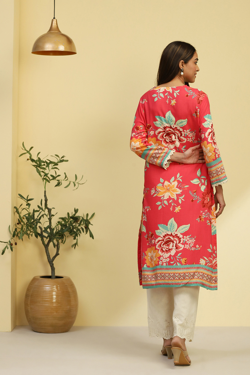 Pink Floral Printed Straight Kurta image number 3