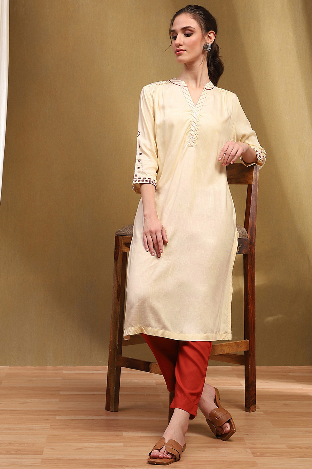 Off-White Solid Regular Fit Straight Kurta image number 0