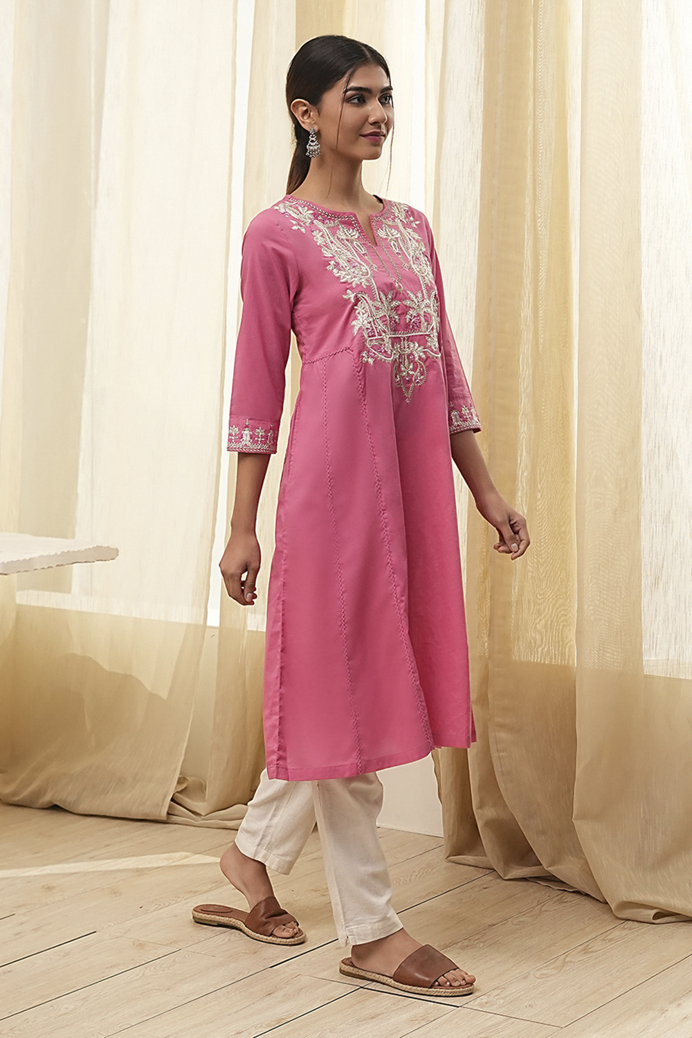 Pink Cotton Relaxed Embroidered Kurta image number 4