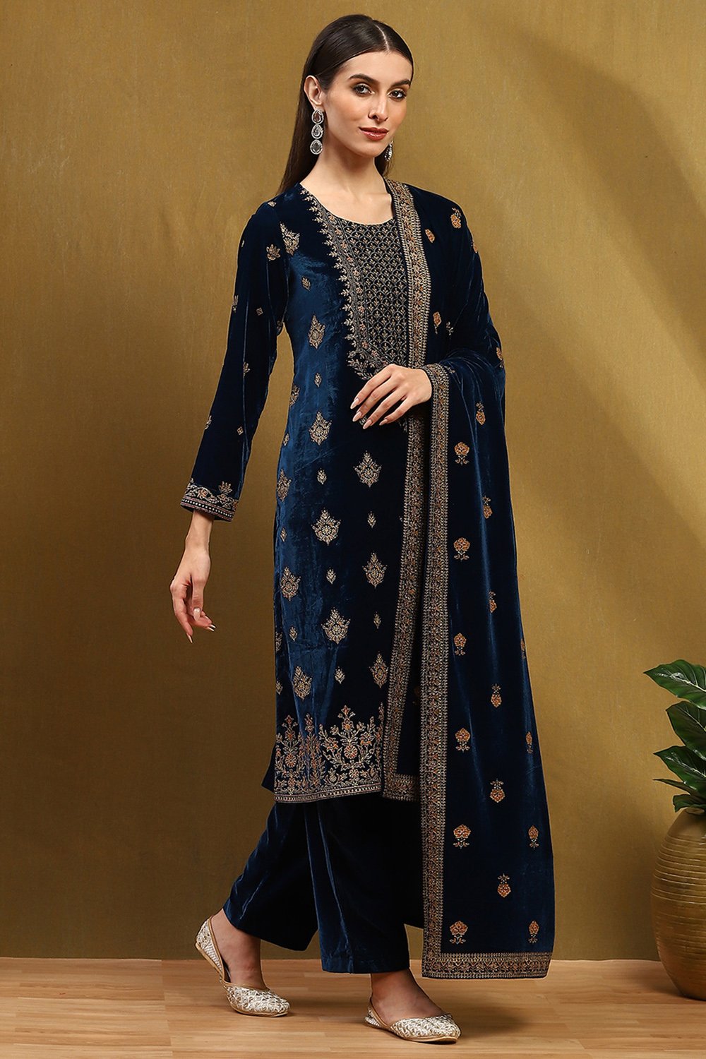 Blue Velvet Embroidered Straight Suit Set image number 5