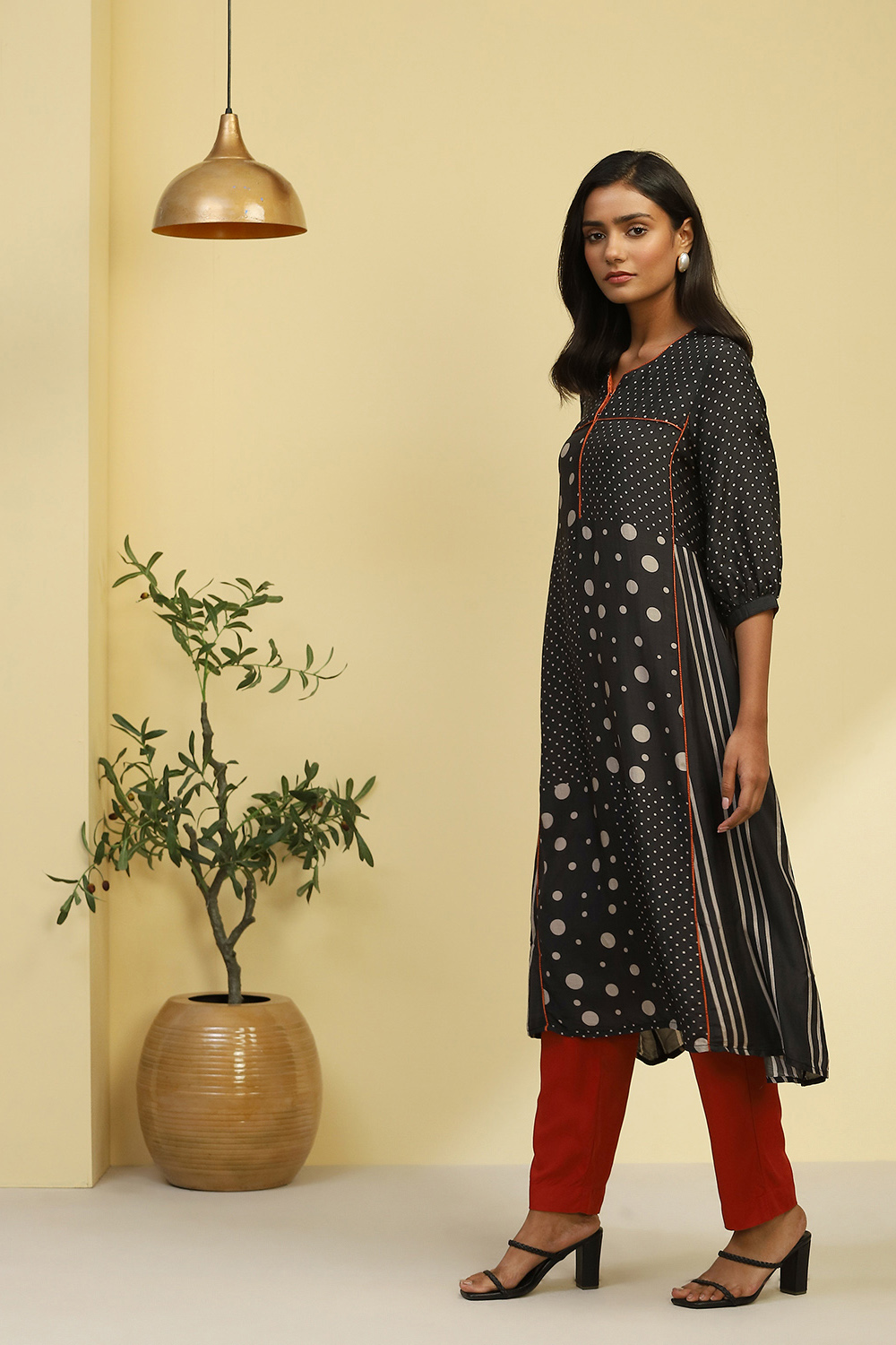 Black Viscose Blend Geometric Printed Straight Kurta image number 2