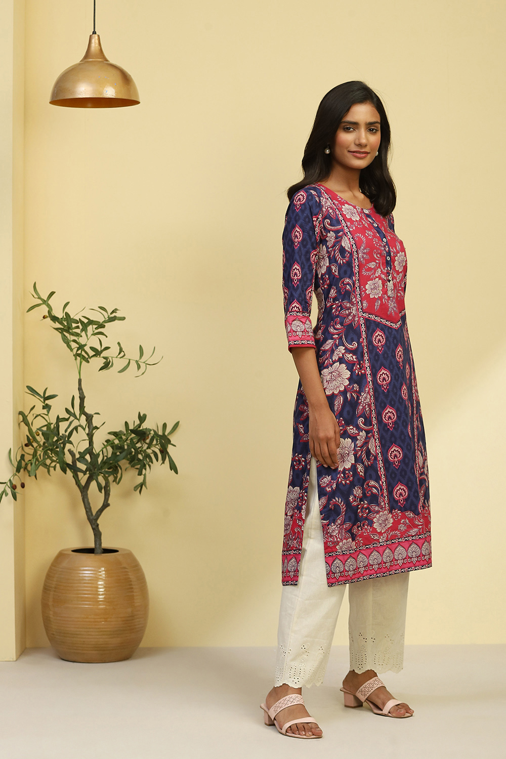 Navy Blue and Pink Cotton Floral Printed Straight Kurta image number 4