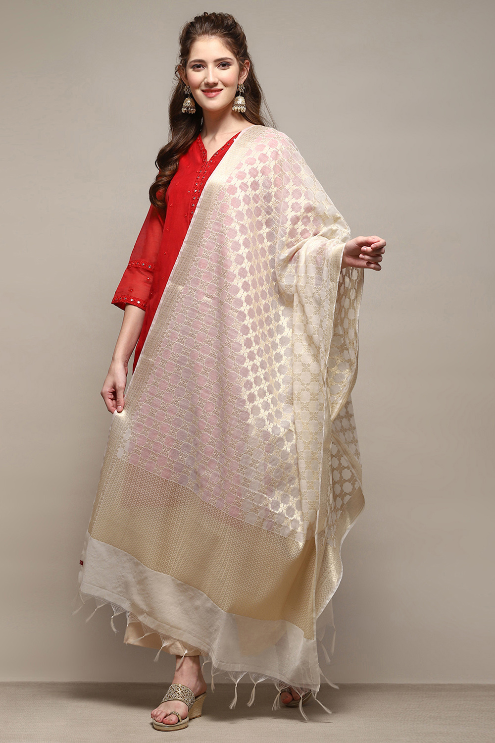 Cream & Gold-Toned Yard-Dyed Dupatta image number 2