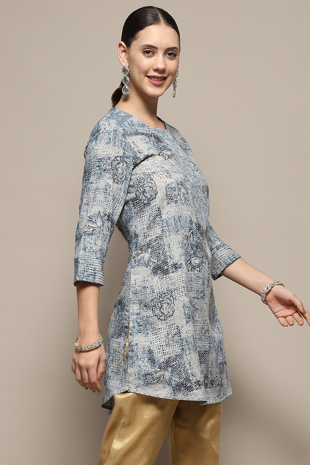 Blue Floral Printed Regular Fit Straight Kurti image number 4