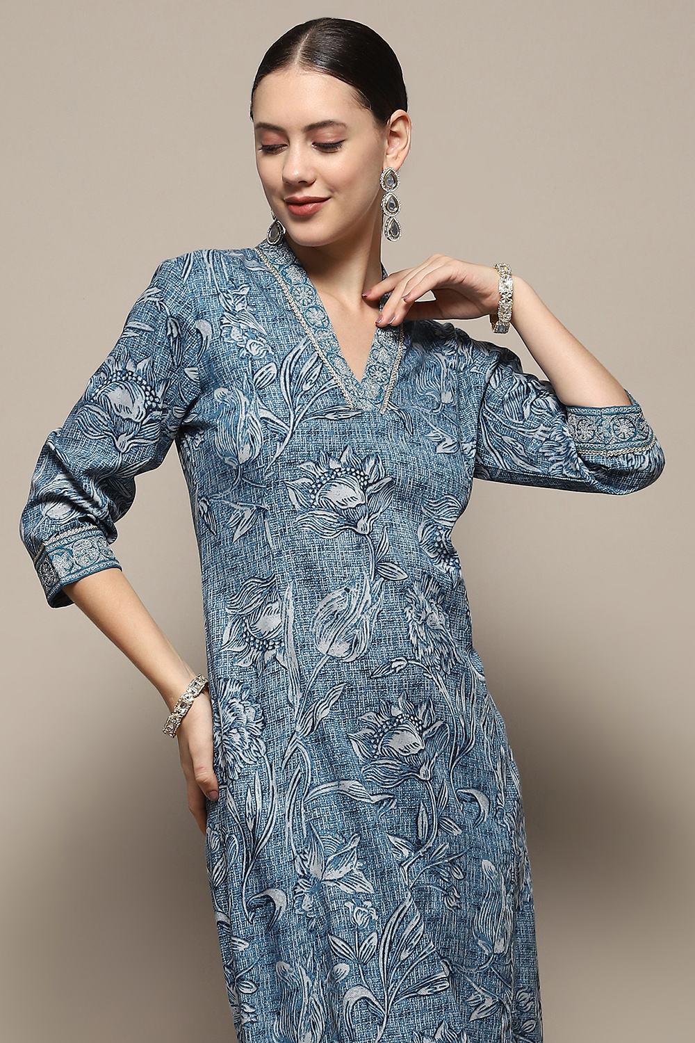 Blue Floral Printed Regular Fit Straight Kurta image number 1