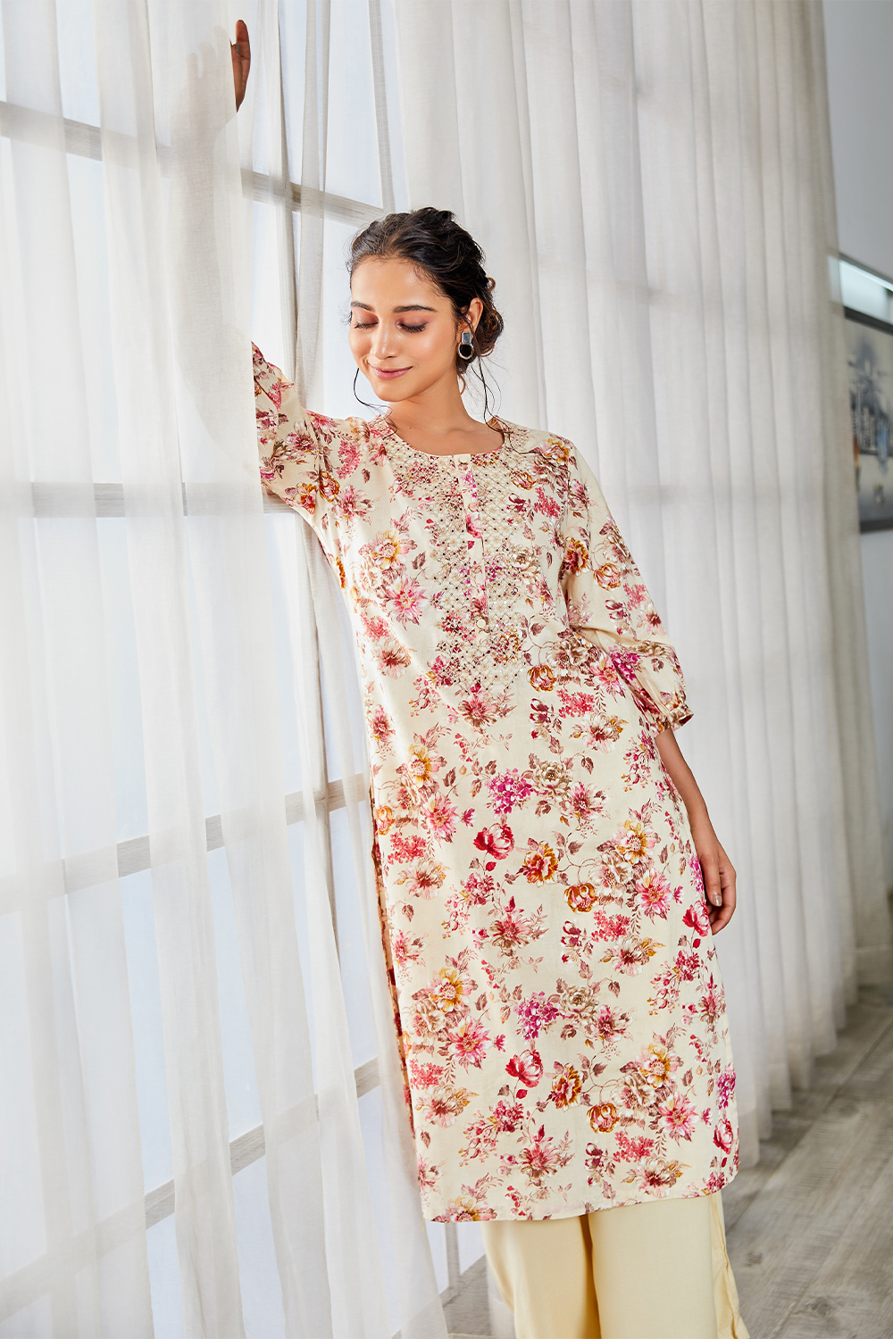 Beige & Pink Cotton Floral Printed Straight Kurta image number 5