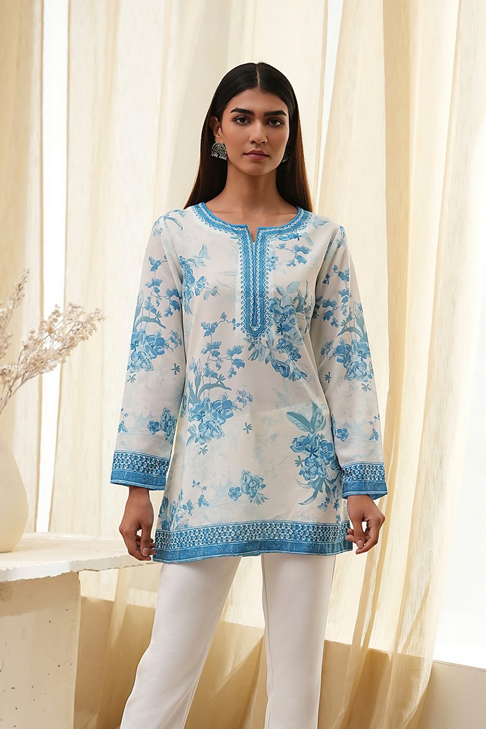 Off-White and Blue Floral Printed Short Straight Kurta image number 5