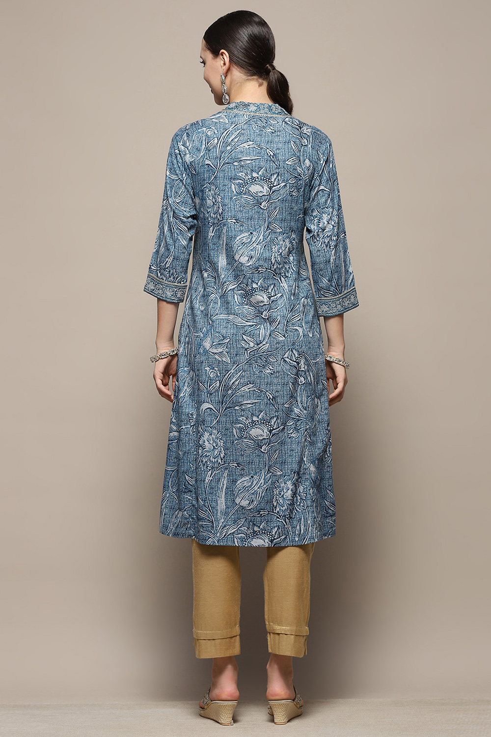 Blue Floral Printed Regular Fit Straight Kurta image number 4