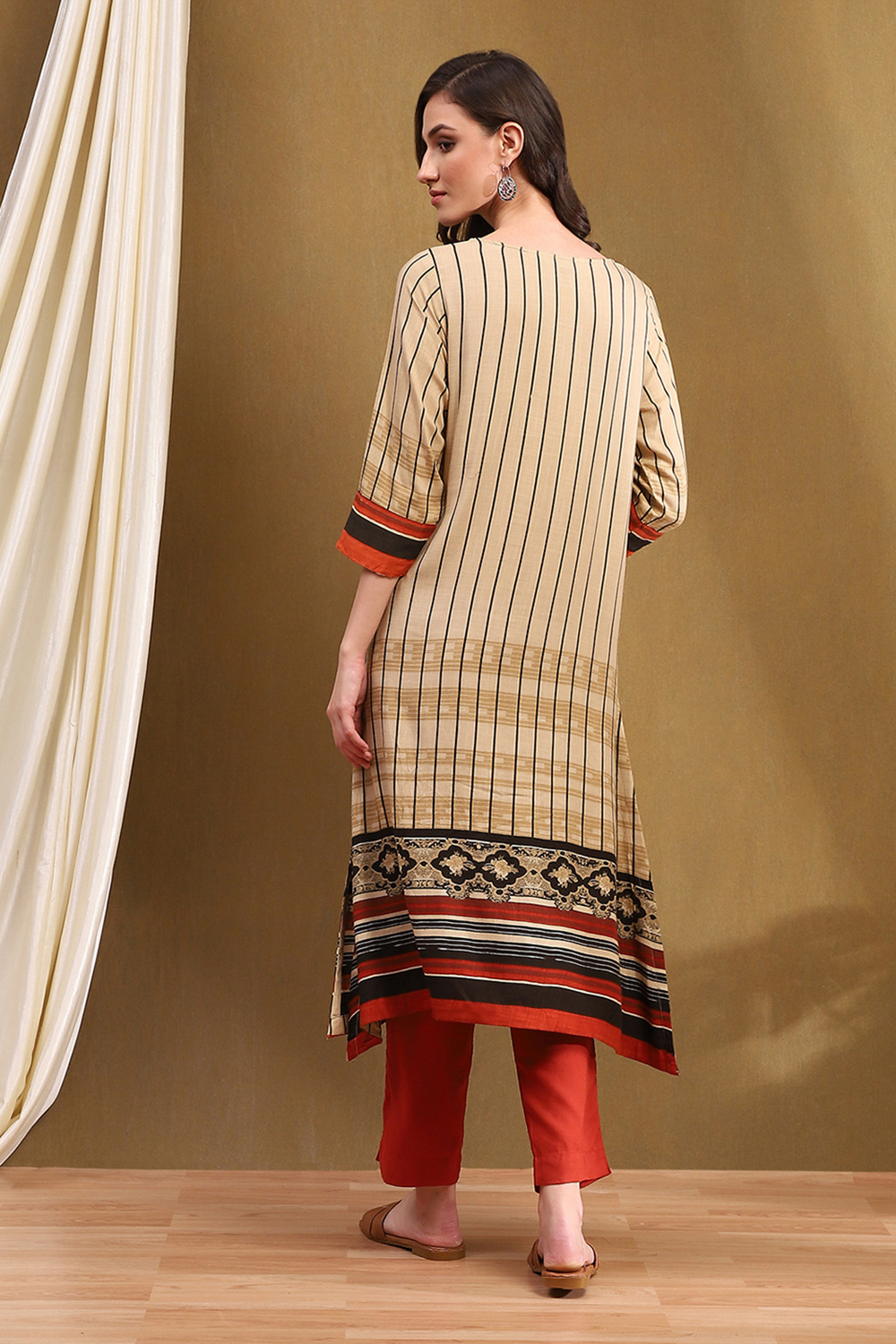 Beige and Black Floral Printed Straight Kurta image number 3