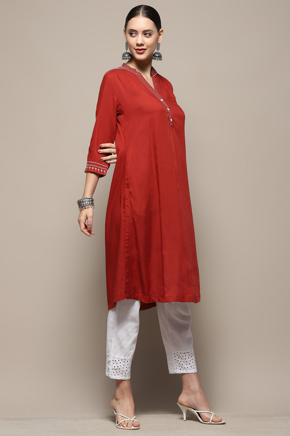 Off-White Solid Regular Fit Straight Kurta image number 5