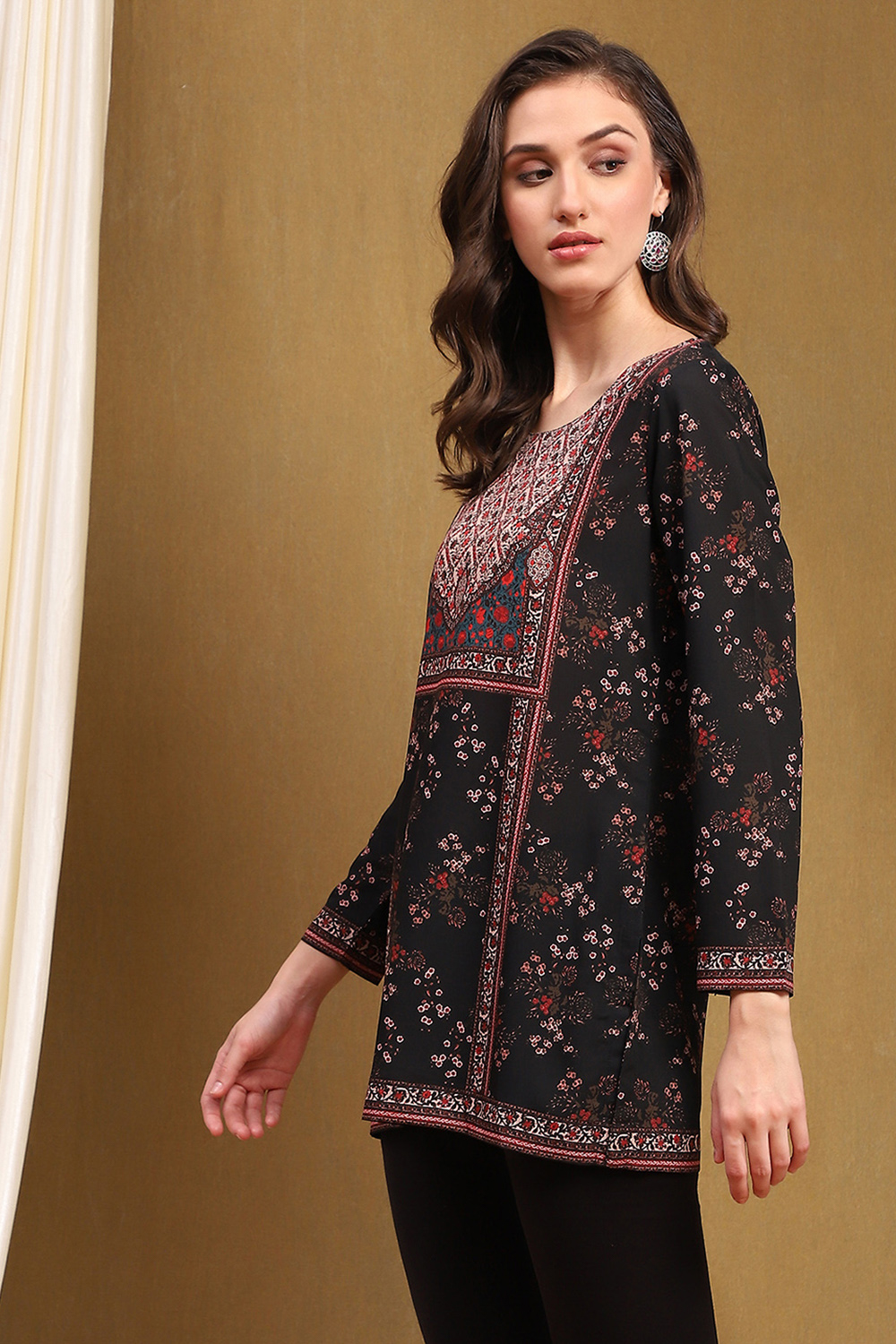 Black Floral Printed Regular Fit Straight Kurti image number 2