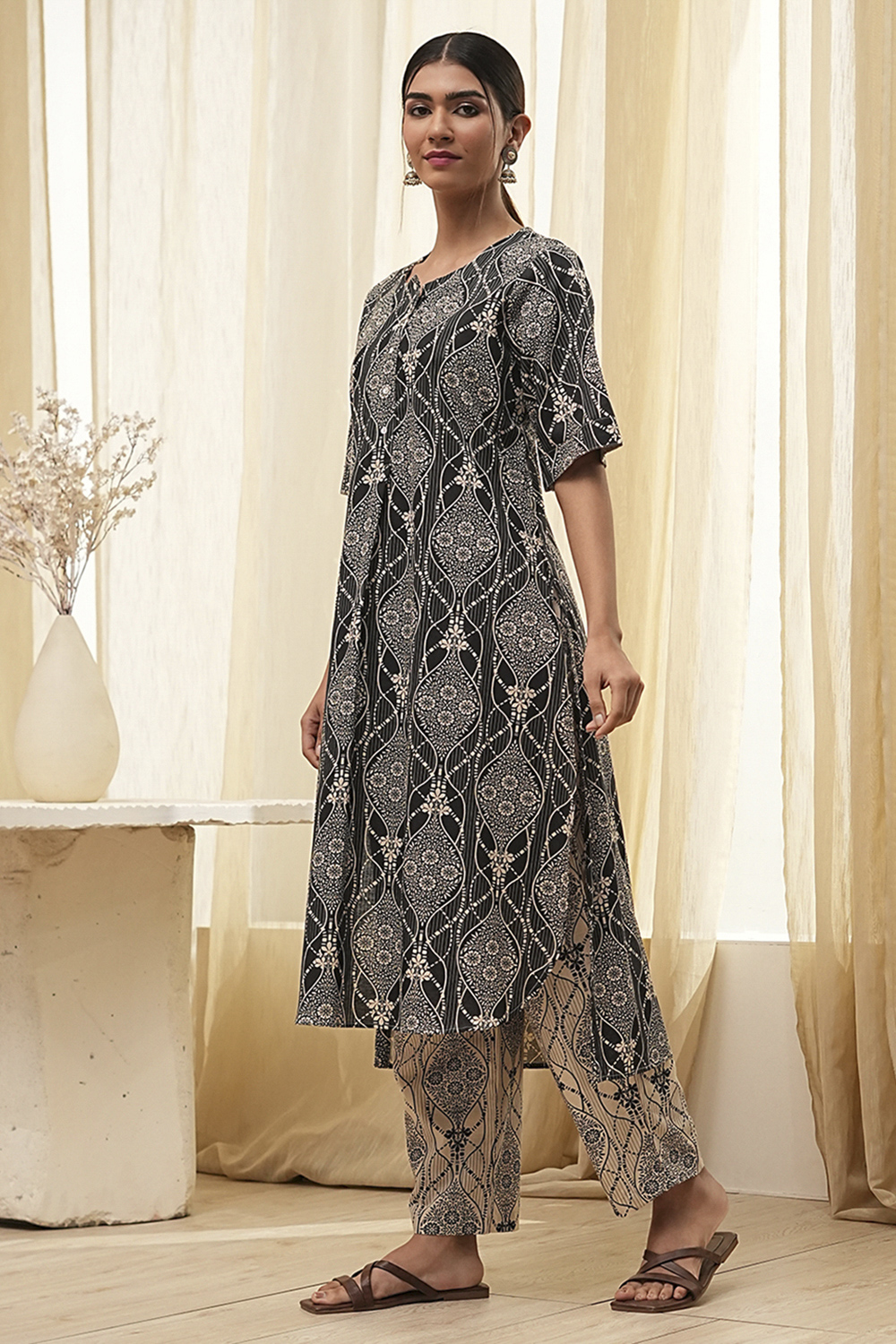 Black and Beige Printed Straight Kurta Set image number 3