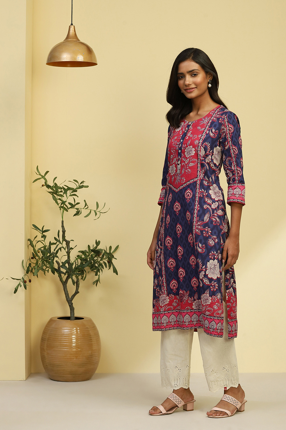 Navy Blue and Pink Cotton Floral Printed Straight Kurta image number 2