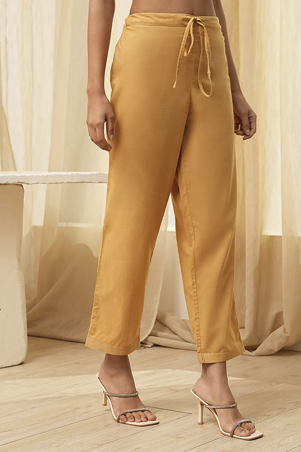 Gold-Toned Solid Regular Pants image number 3