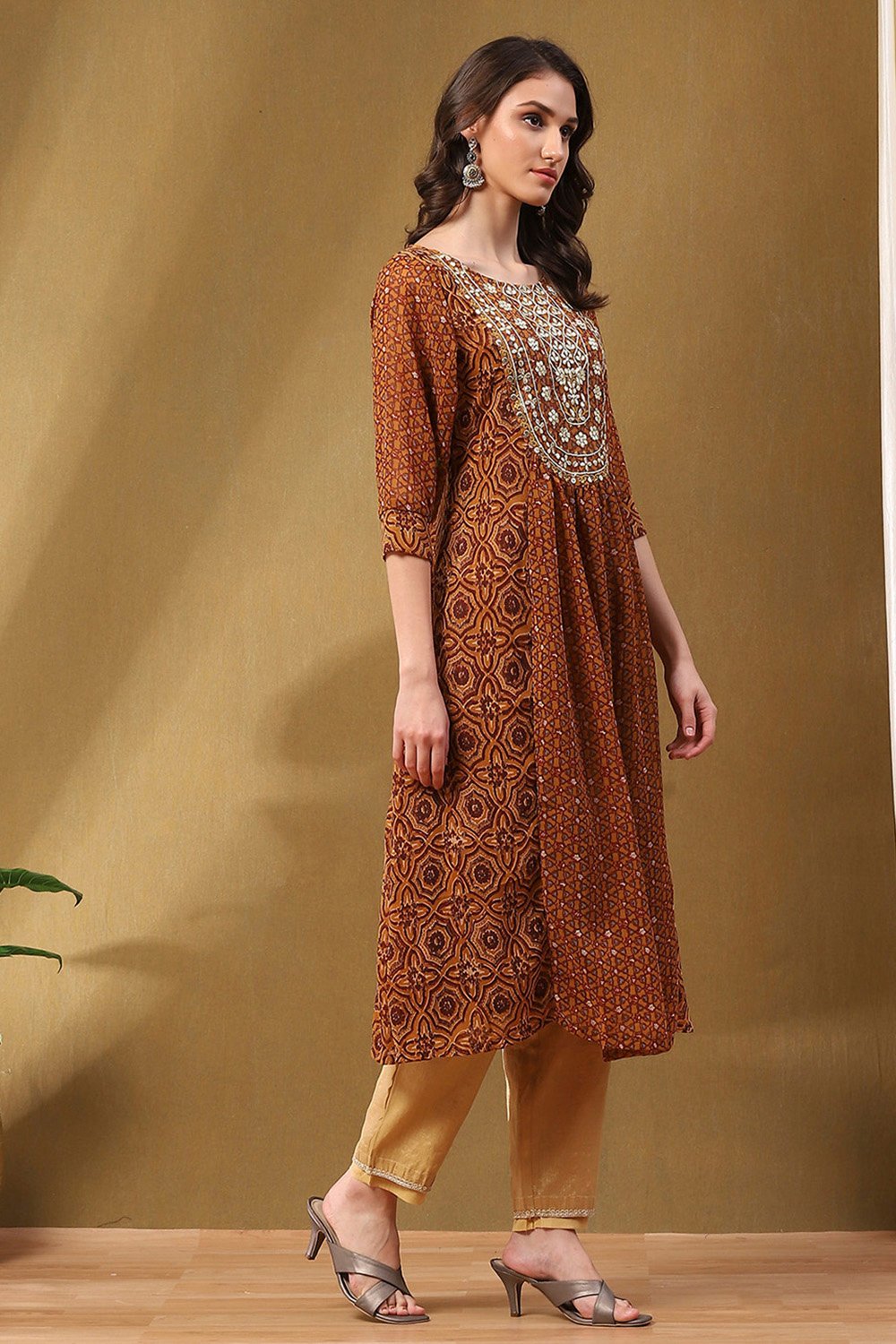 Beige Georgette Straight Kurta image number 4