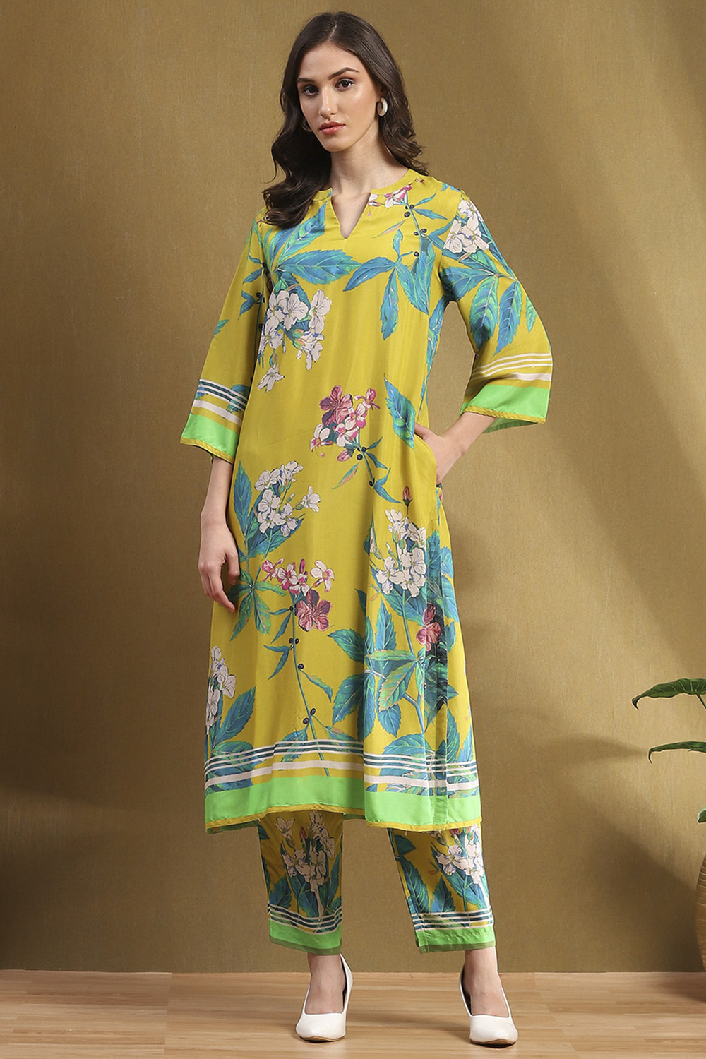 Yellow Floral Printed Shantoon Kurta Pants Set image number 6