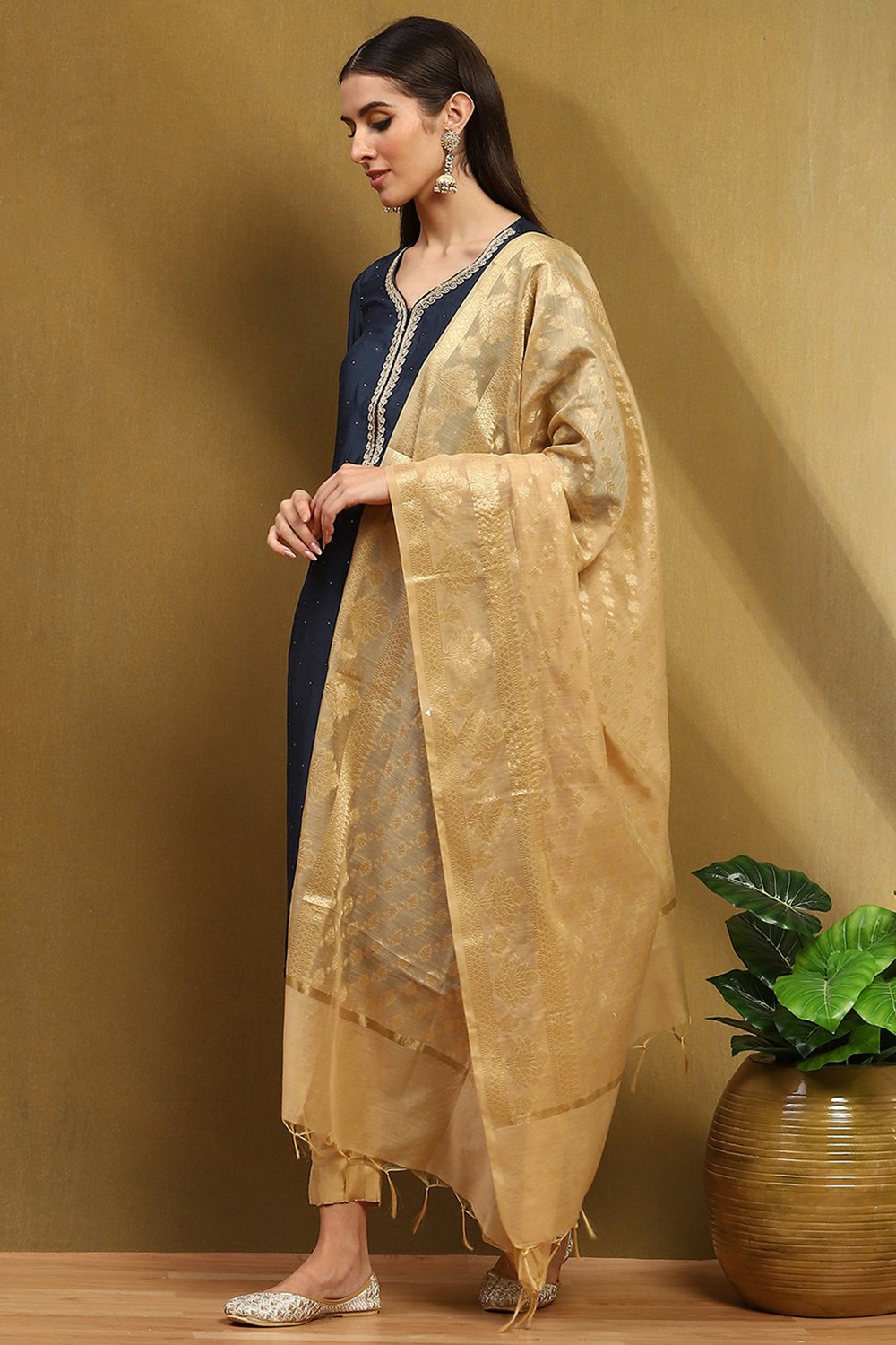 Gold-Toned Floral Yarn-Dyed Festive Dupatta image number 0