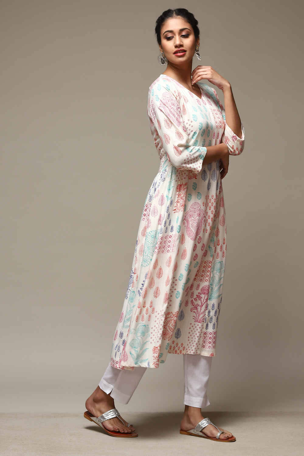 Off White Rayon Flared Printed Kurta image number 4