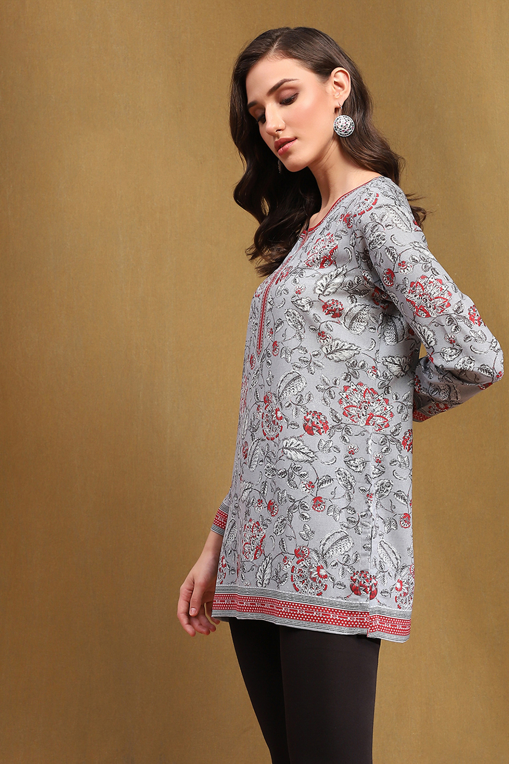 Grey Floral Printed Regular Fit Straight Kurti image number 2