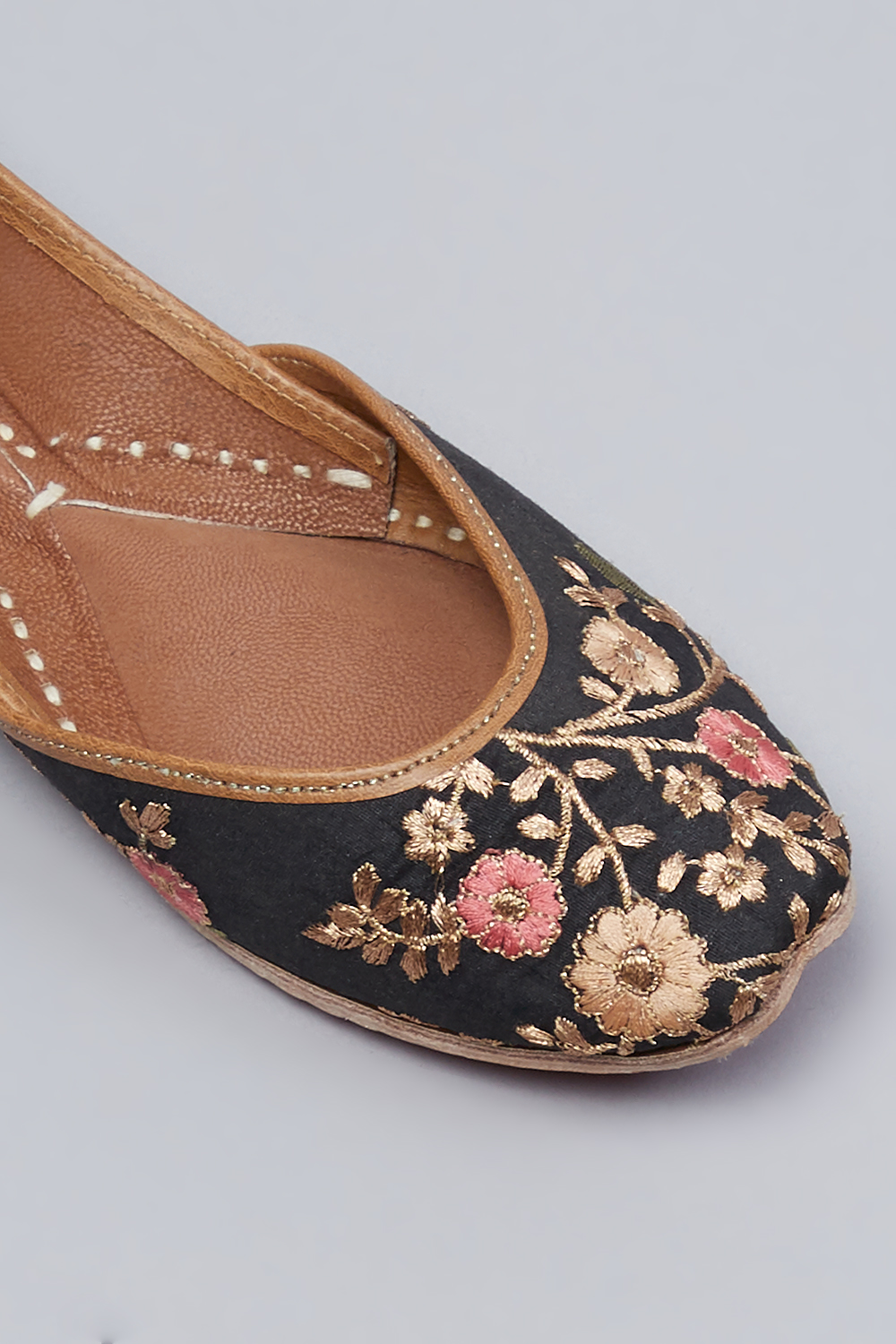 Black Floral Embroidered Mojaris image number 3