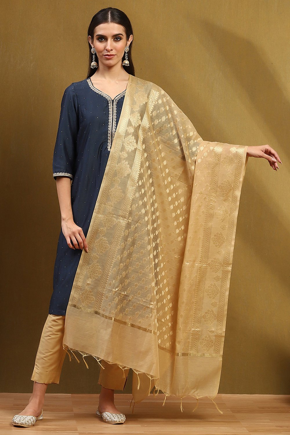 Gold-Toned Floral Yarn-Dyed Festive Dupatta image number 4