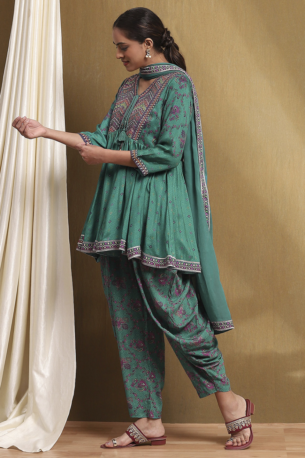 Green Muslin Printed Peplum Suit Set image number 3