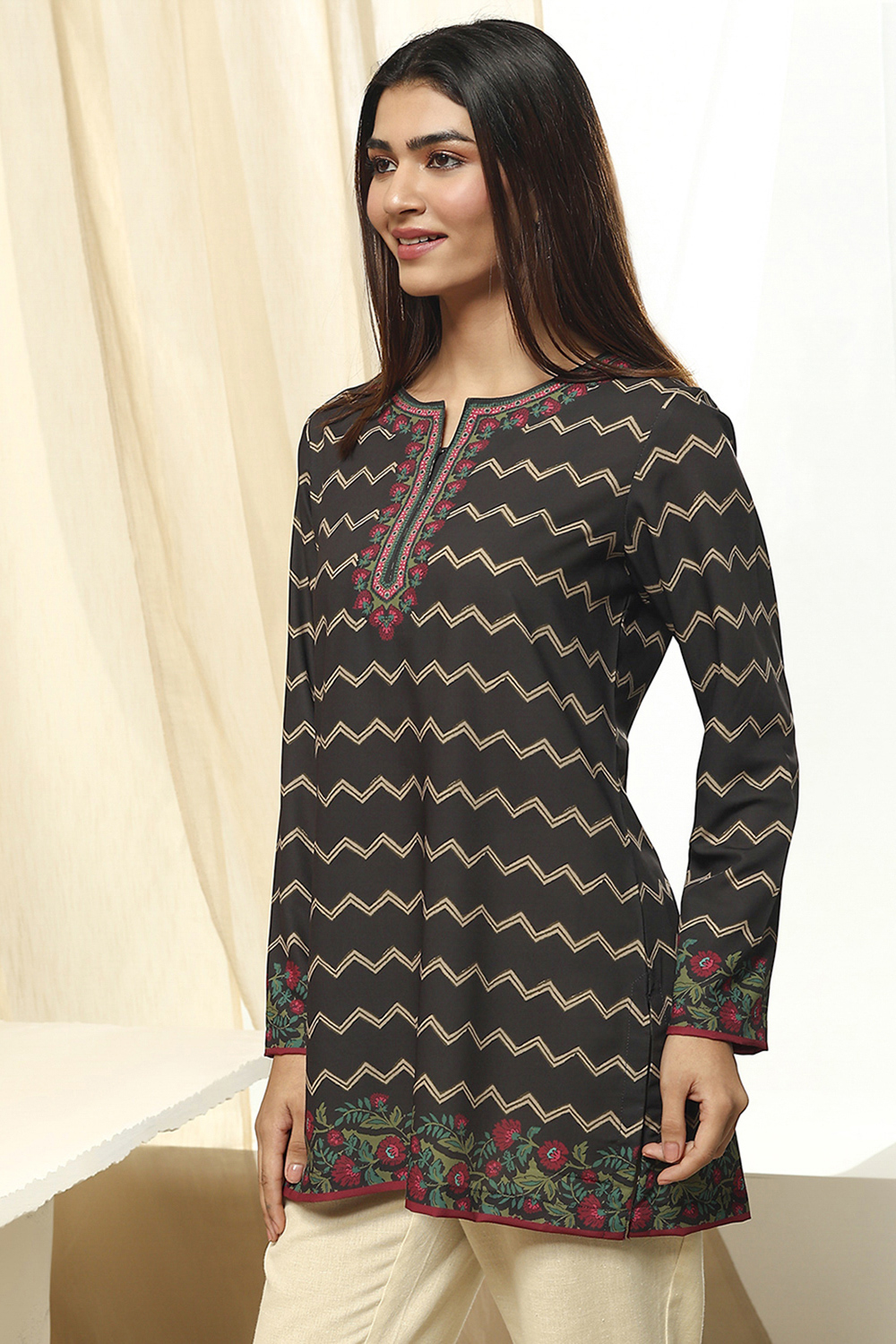 Black Printed Straight Short Kurta image number 2