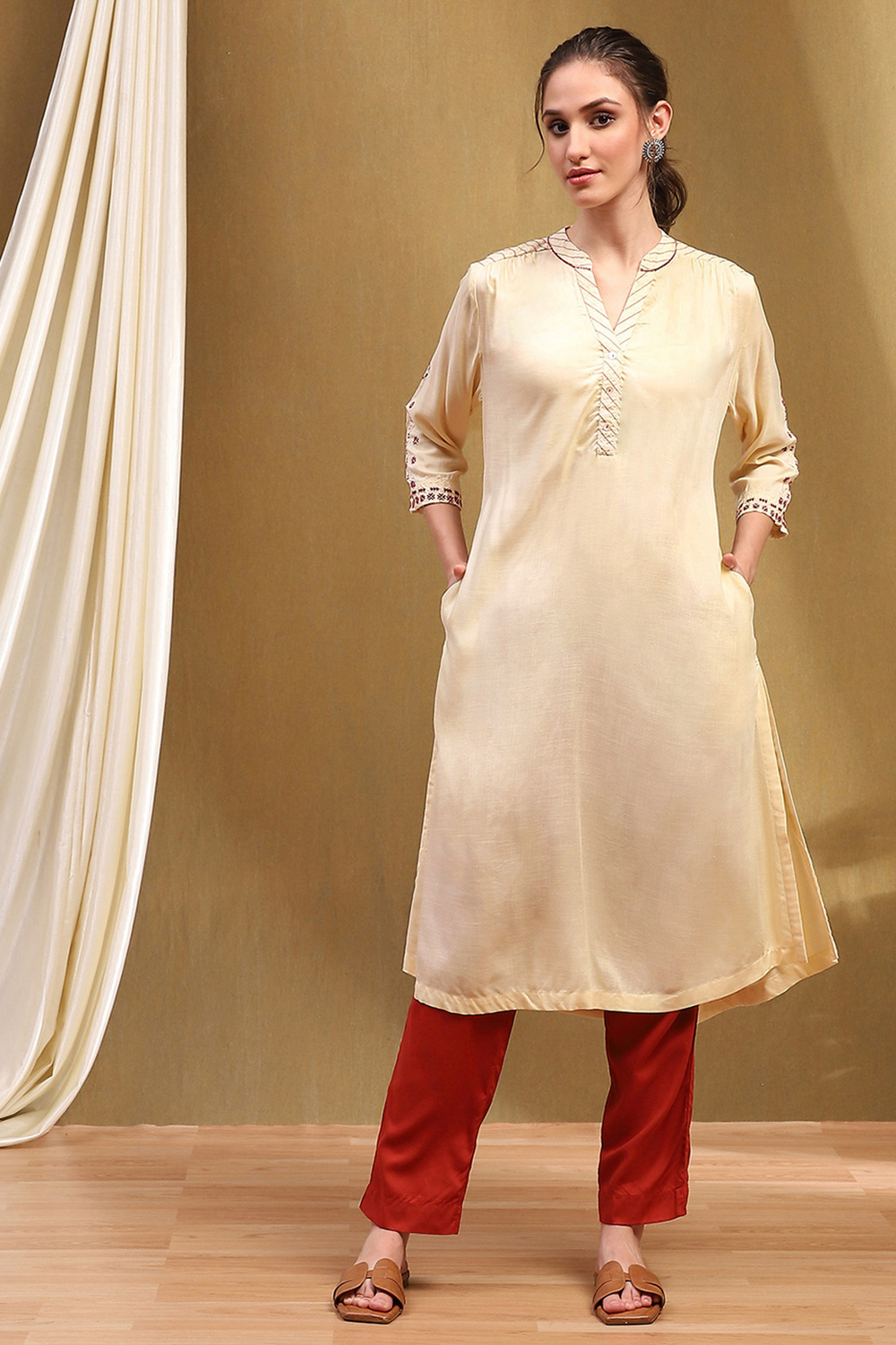 Off-White Solid Regular Fit Straight Kurta image number 5