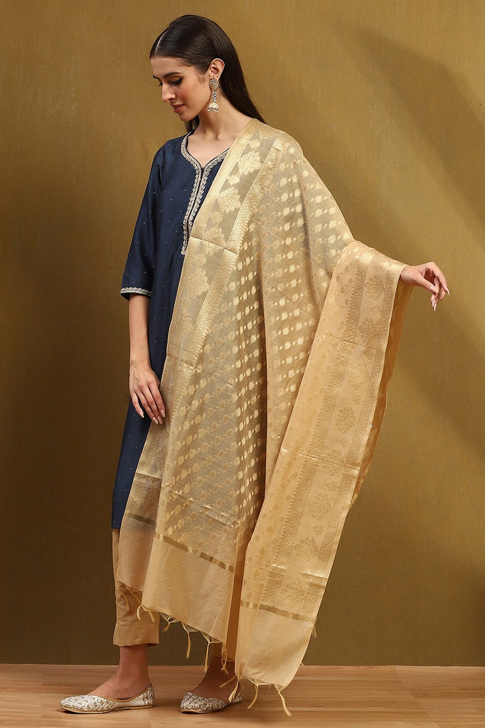 Gold-Toned Floral Yarn-Dyed Festive Dupatta image number 2