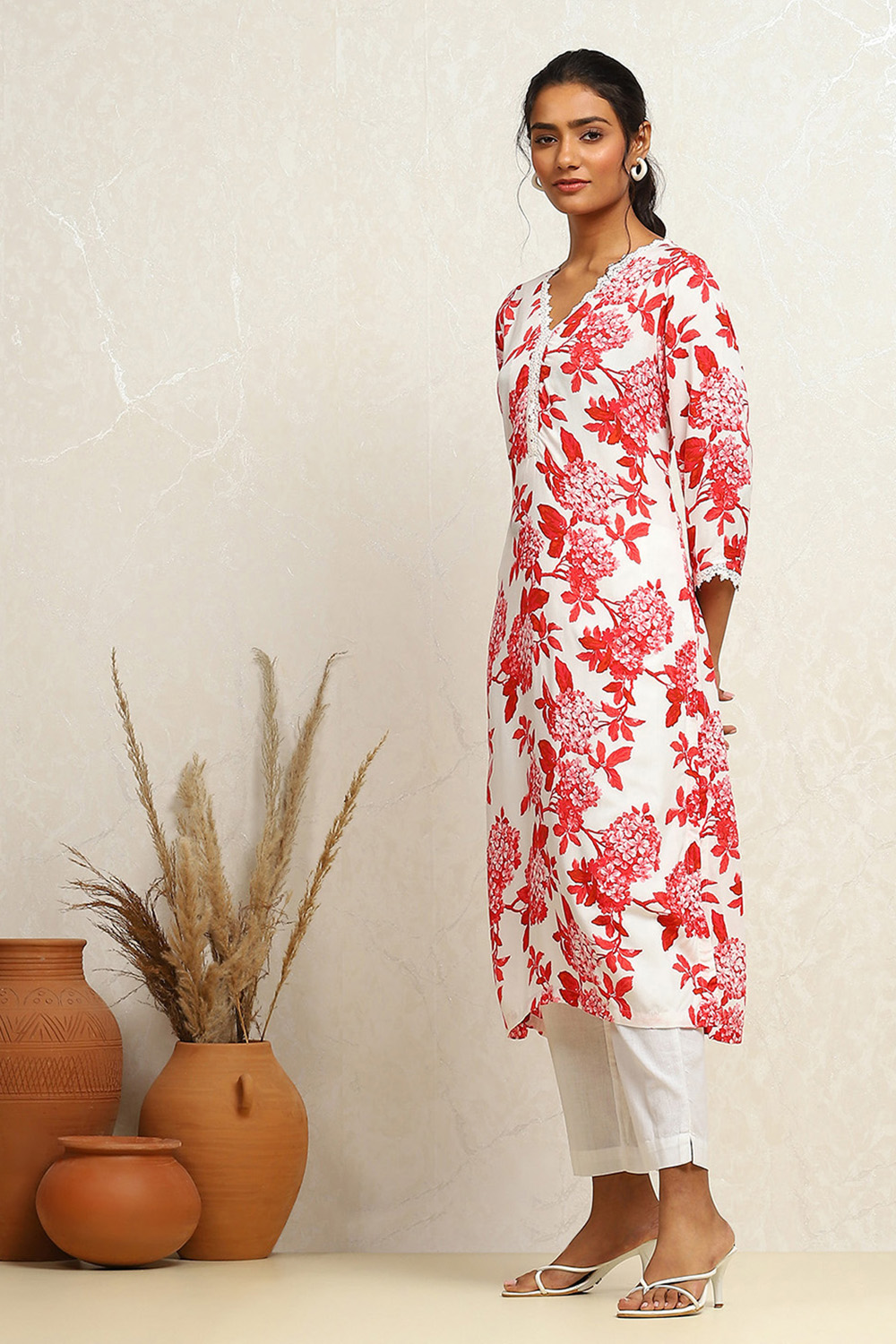 Red and White Floral Printed Straight Kurta image number 2