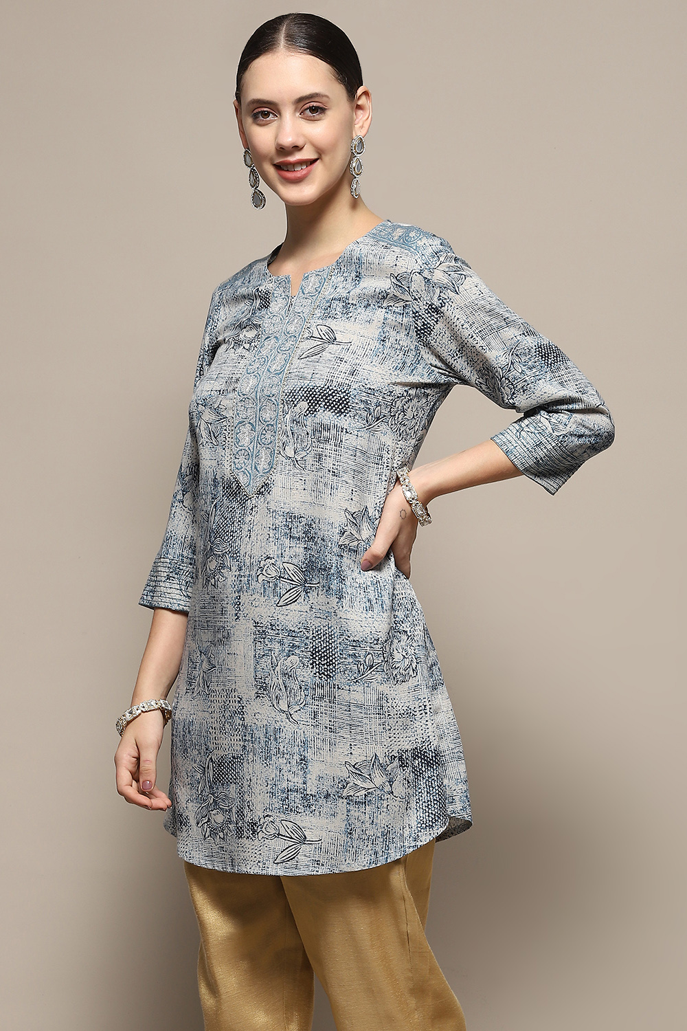 Blue Floral Printed Regular Fit Straight Kurti image number 2