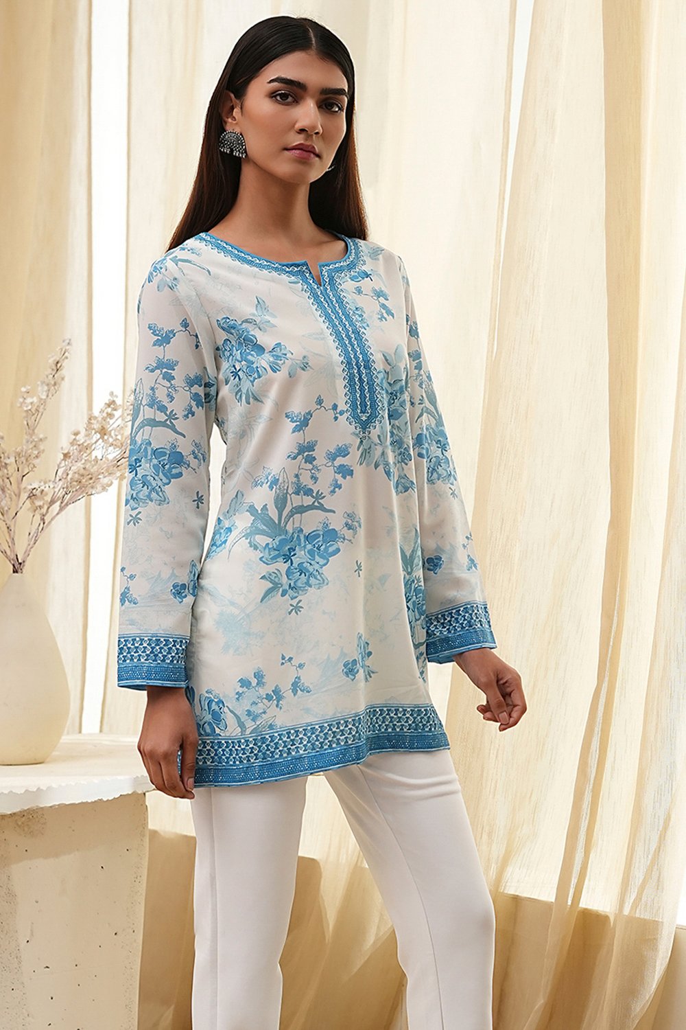 Off-White and Blue Floral Printed Short Straight Kurta image number 4