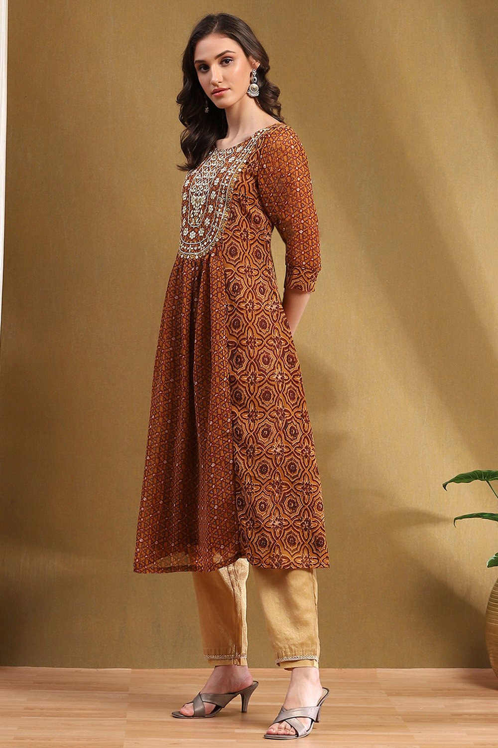 Beige Georgette Straight Kurta image number 2