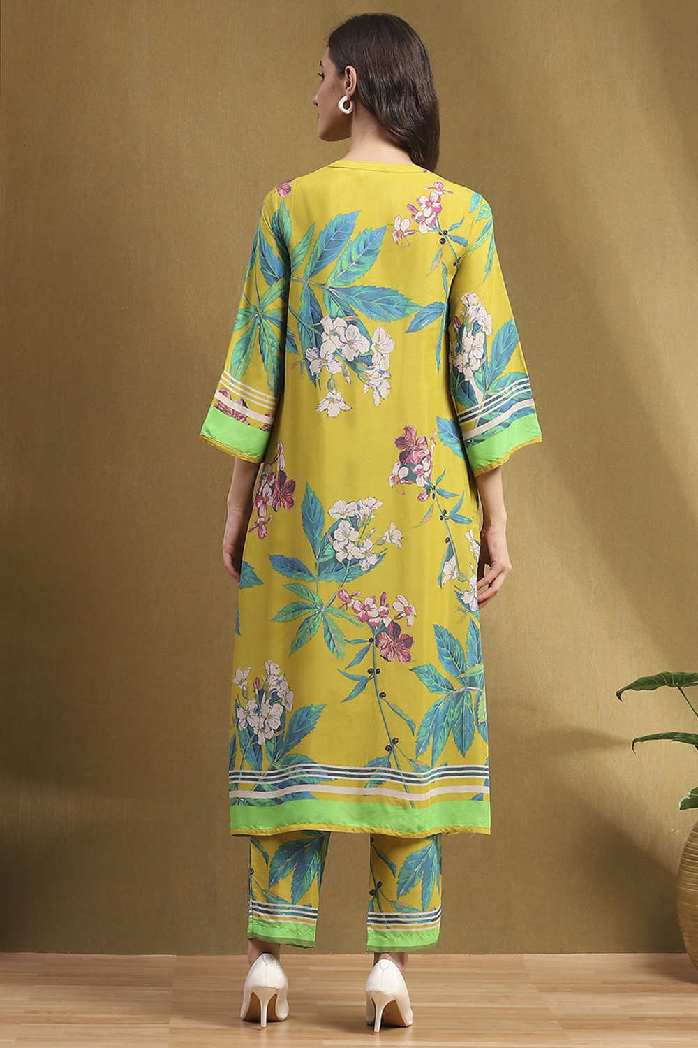 Yellow Floral Printed Shantoon Kurta Pants Set image number 4