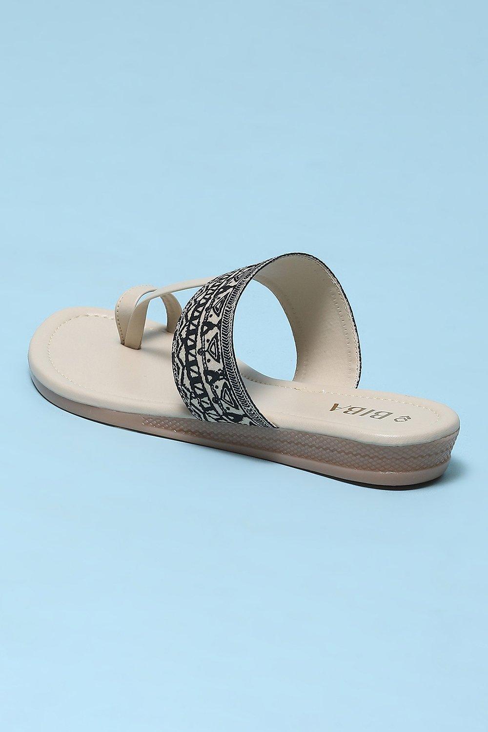 Black Fabric Ring Toe Sandals image number 4