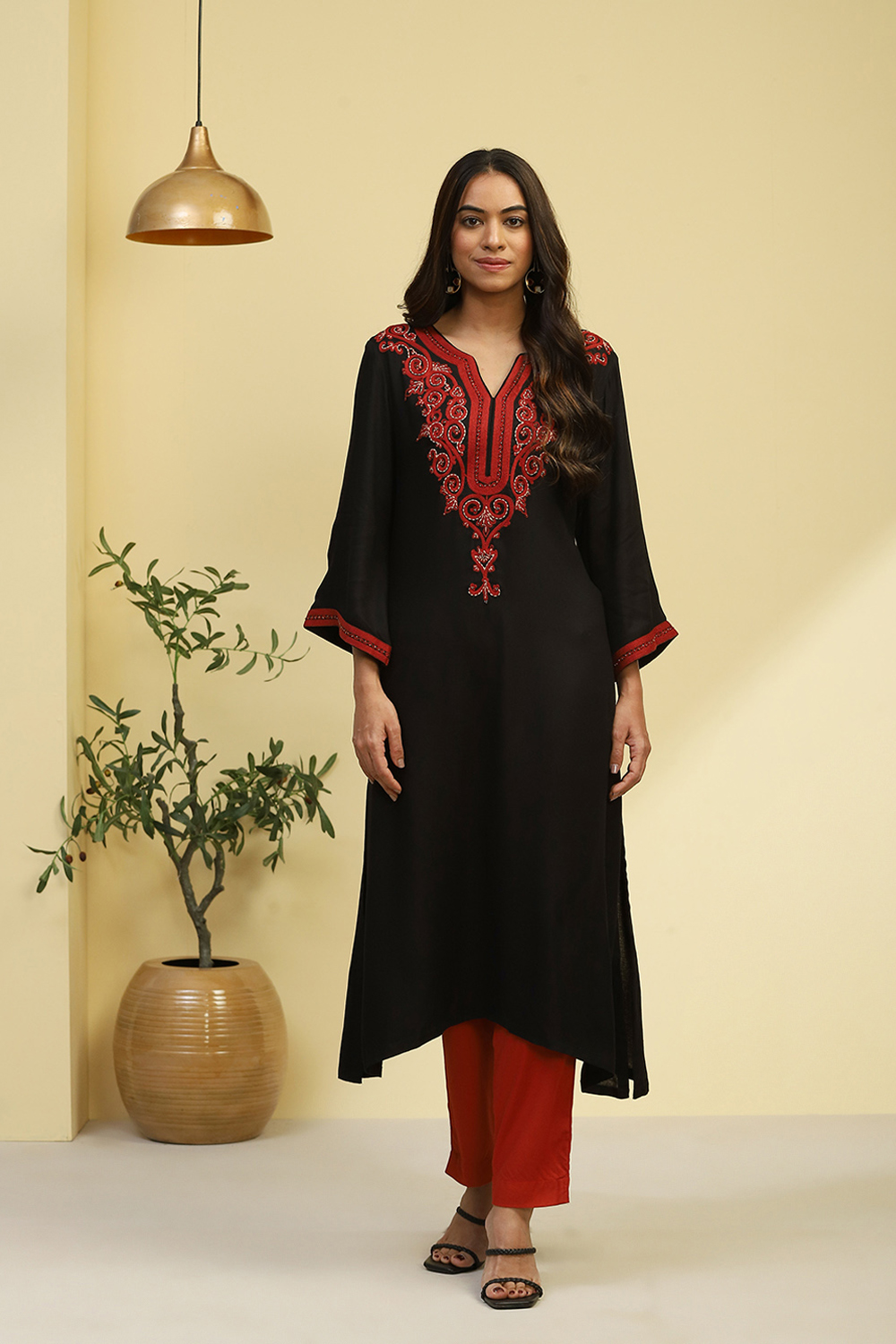 Black Embroidered Detail Asymmetric Straight Kurta image number 5