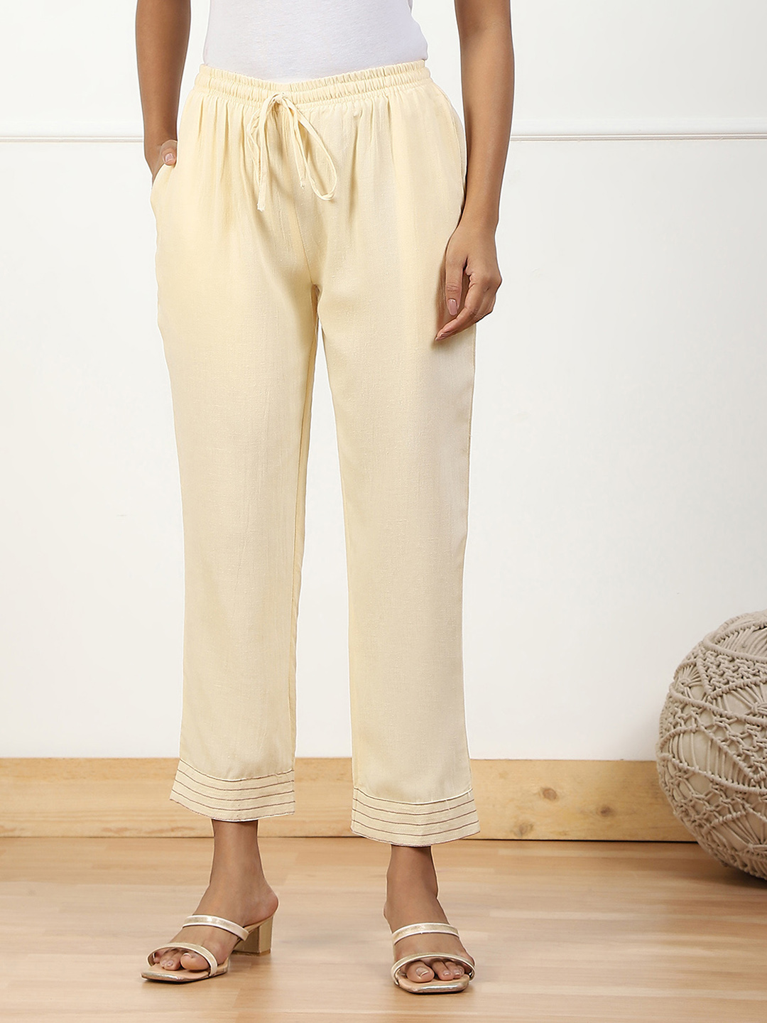 Cream-coloured Solid Mid-Rise Regular Fit Palazzo image number 4