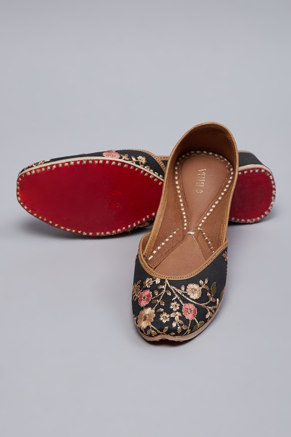 Black Floral Embroidered Mojaris image number 4