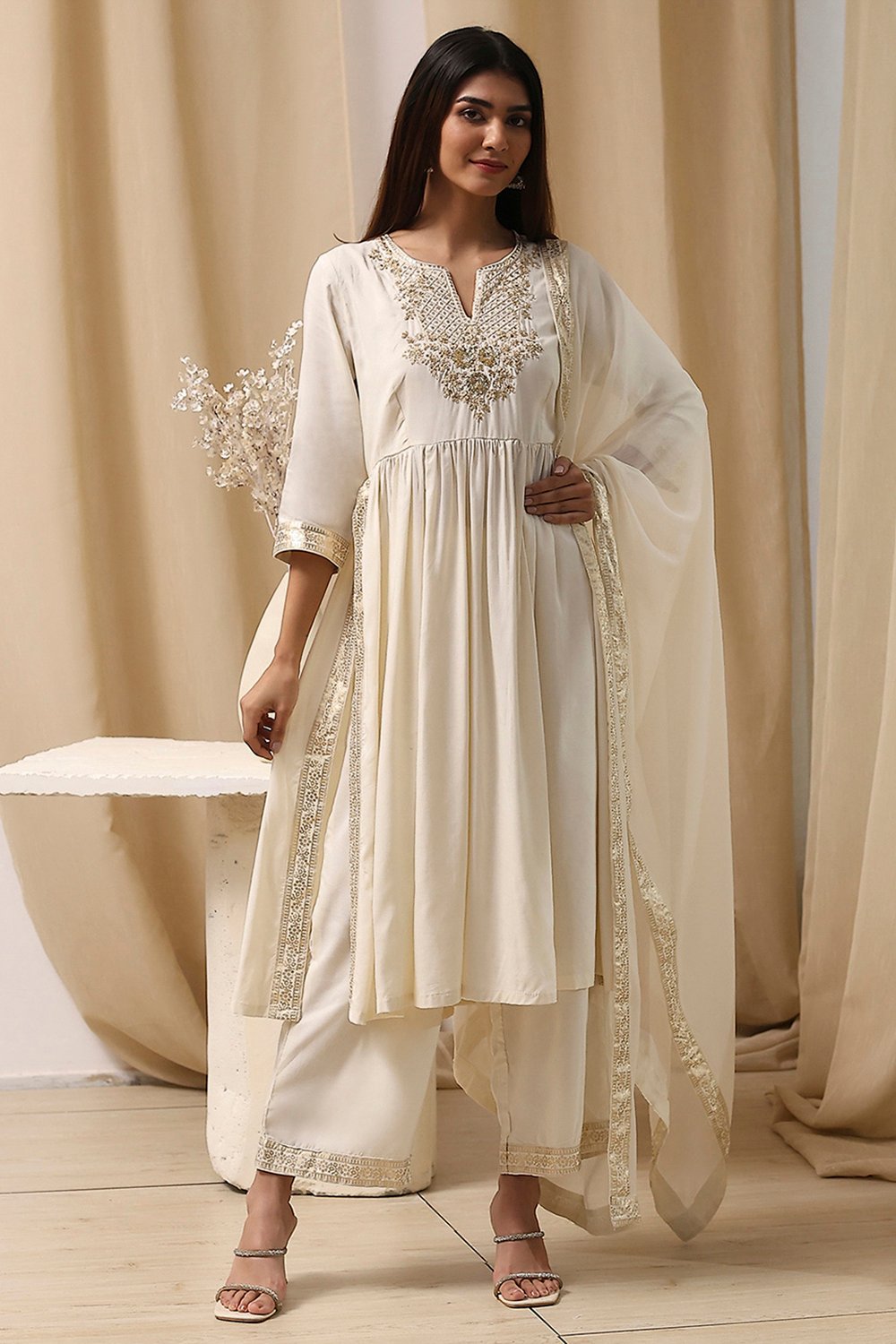 Cream-Colored Viscose Embellished Gathered Suit Set image number 6