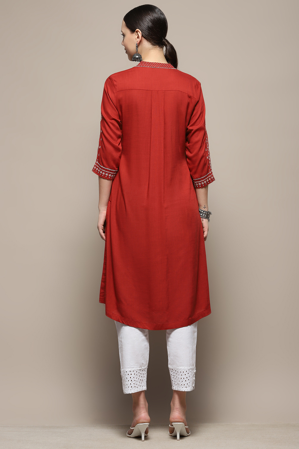 Off-White Solid Regular Fit Straight Kurta image number 4