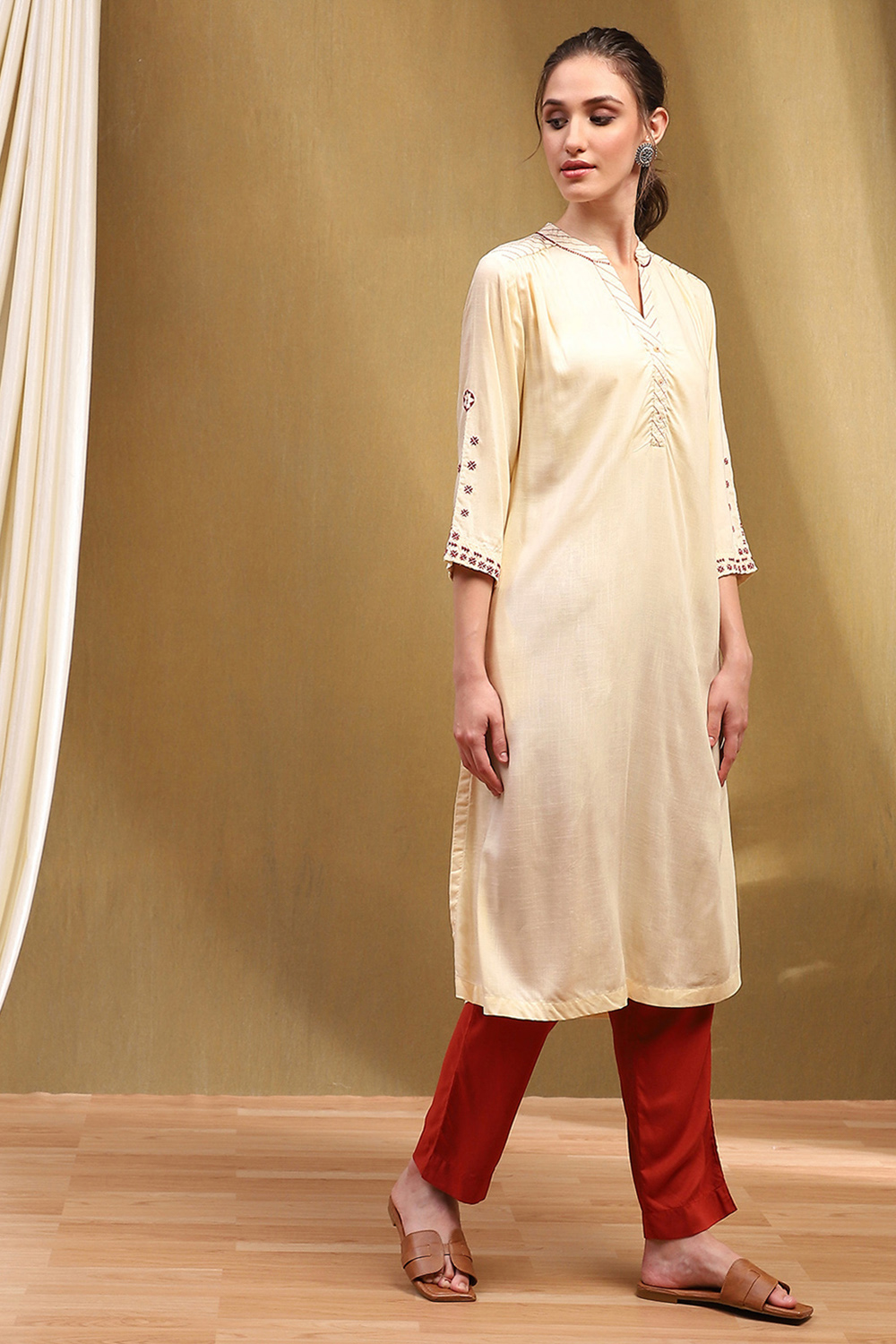 Off-White Solid Regular Fit Straight Kurta image number 4