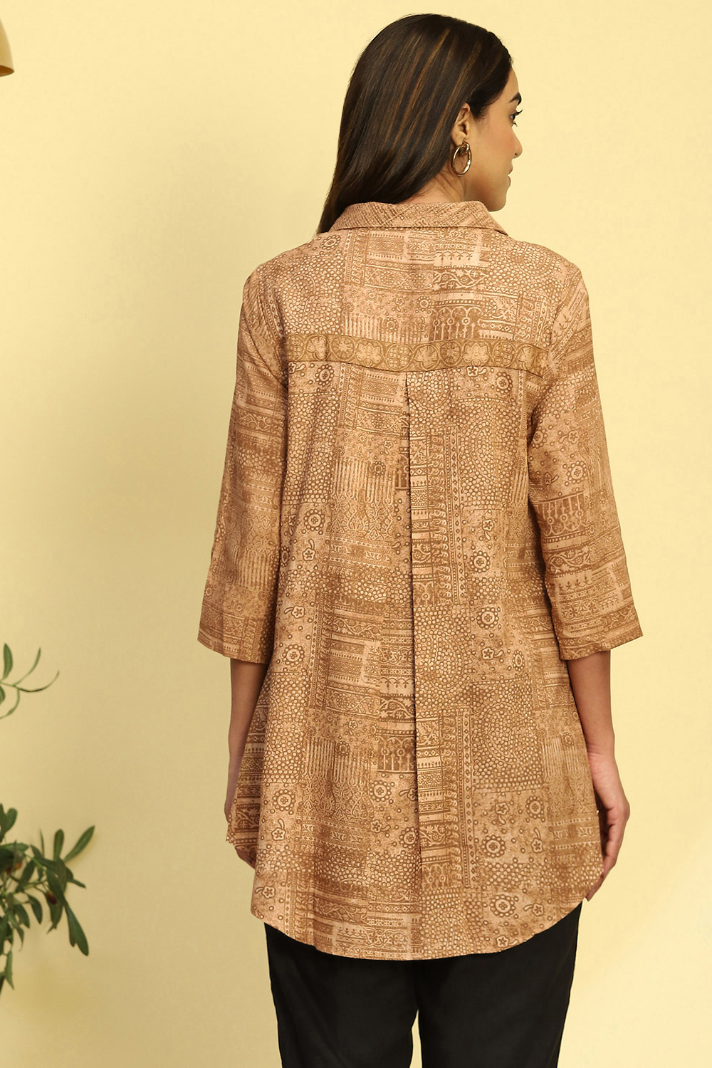 Beige Printed Shirt Style Straight Kurti image number 3