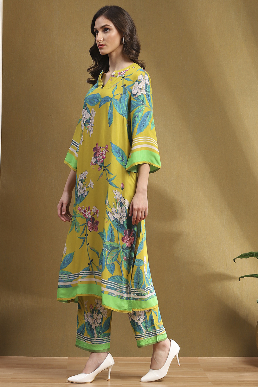 Yellow Floral Printed Shantoon Kurta Pants Set image number 3