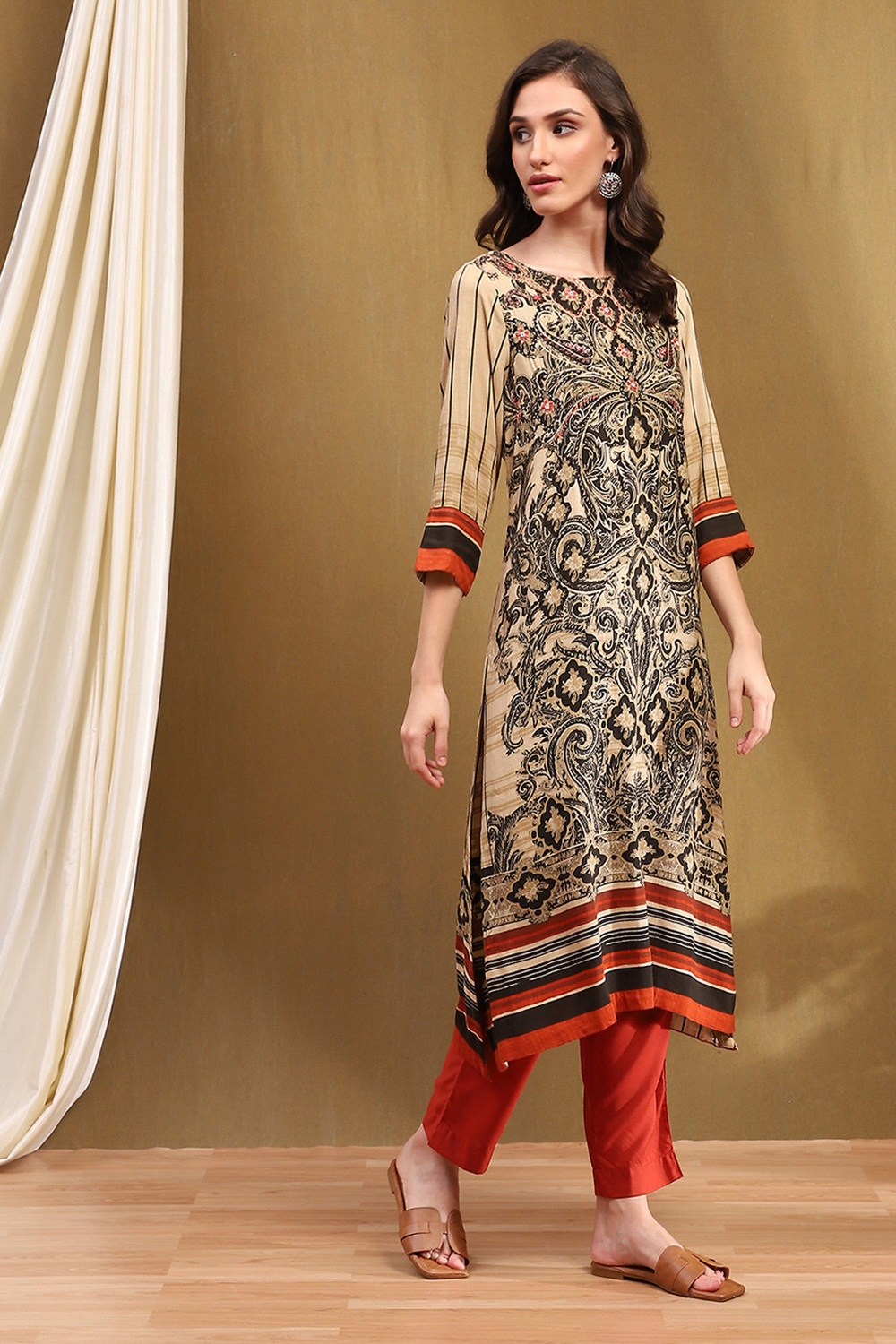 Beige and Black Floral Printed Straight Kurta image number 4