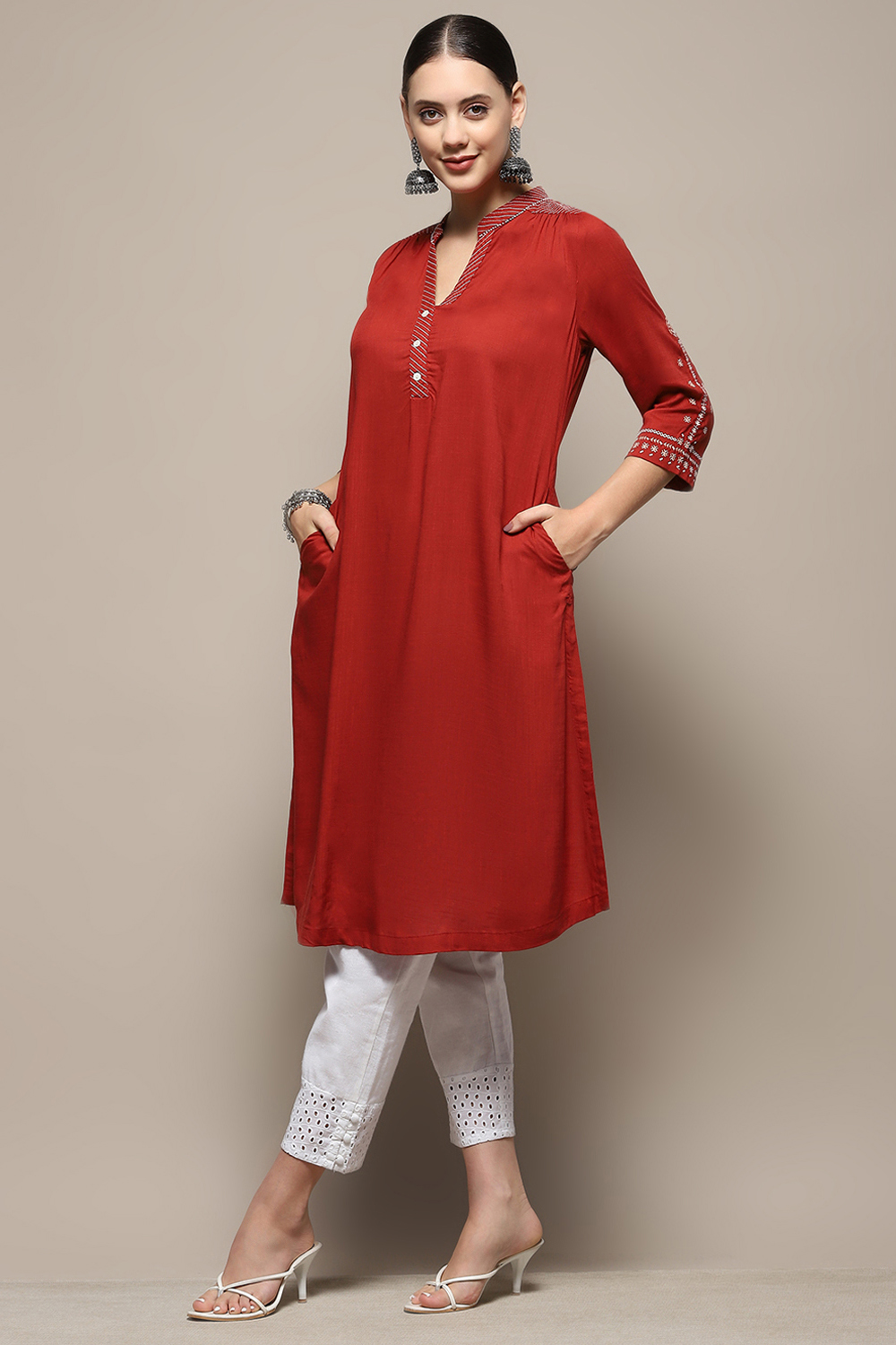 Off-White Solid Regular Fit Straight Kurta image number 0