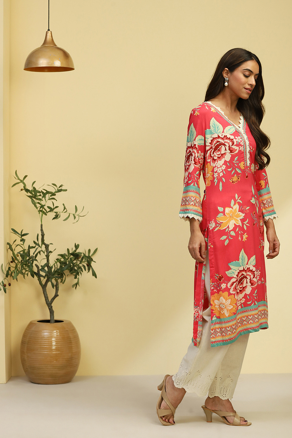 Pink Floral Printed Straight Kurta image number 4