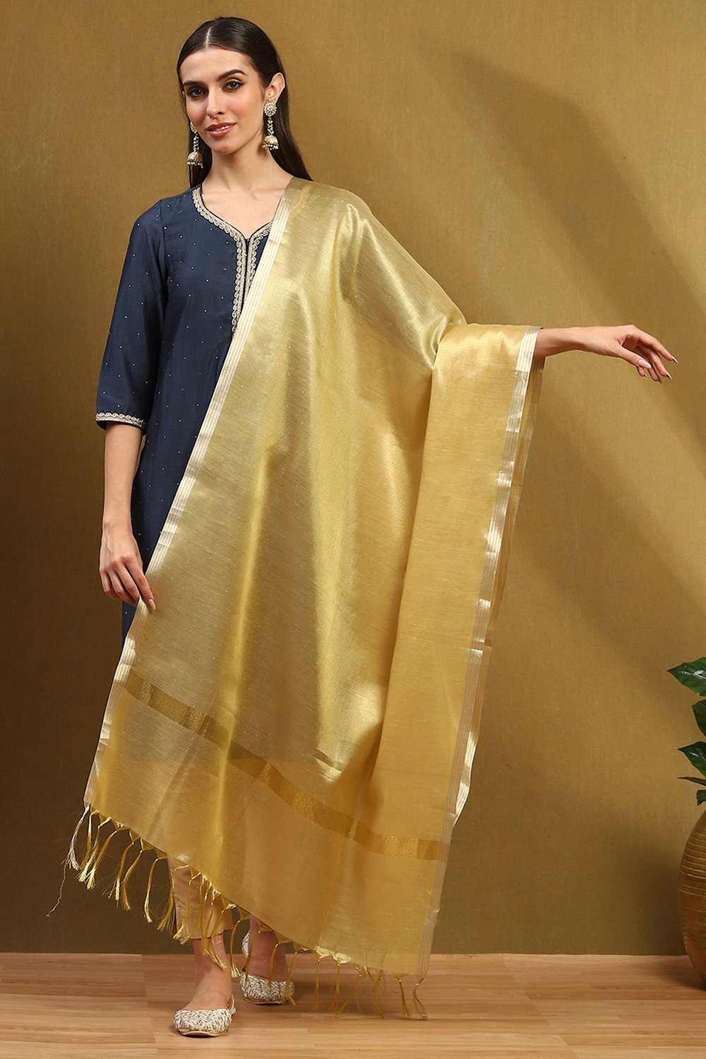 Gold-Toned Poly Silk Yarn-Dyed Festive Dupatta image number 4