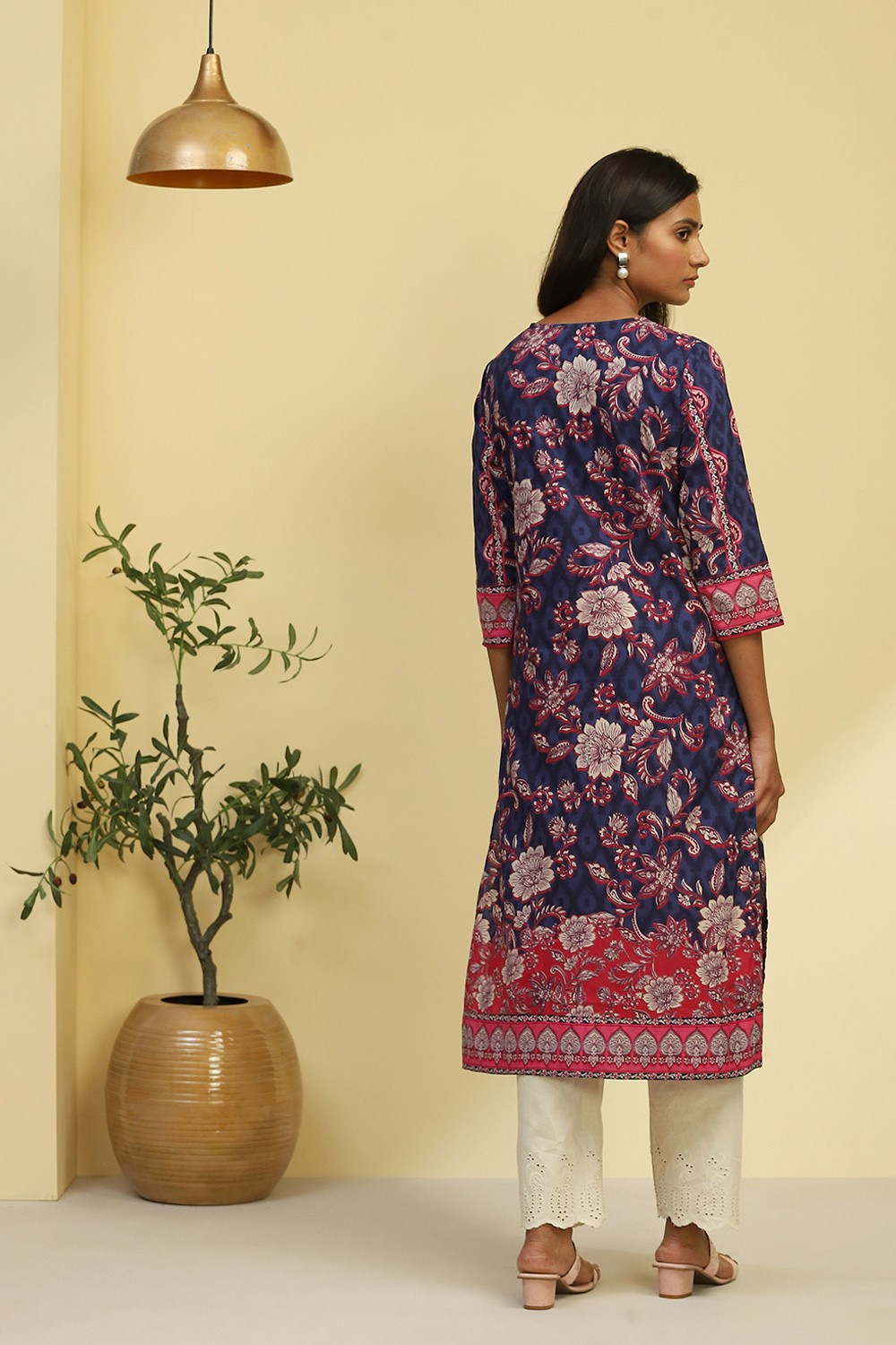 Navy Blue and Pink Cotton Floral Printed Straight Kurta image number 3